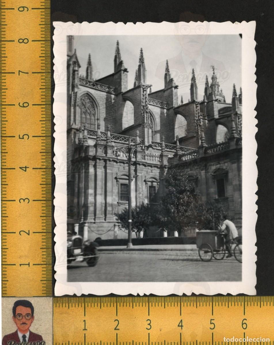 Fotograf&iacute;a antigua: CATEDRAL DE SEVILLA - TRICICLO REPARTO BICICLETA CARGA COCHE CL&Aacute;SICO - FOTO ANTIGUA ESPA&Ntilde;A A&Ntilde;OS 40