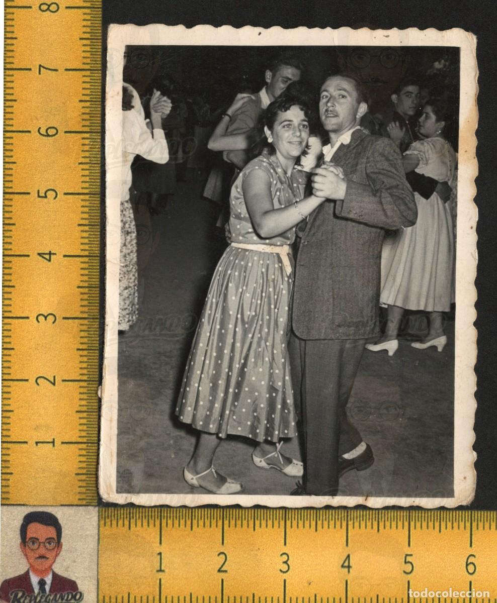 Fotograf&iacute;a antigua: PAREJA BAILANDO BAILE SAL&Oacute;N - MUJER VESTIDO LUNARES HOMBRE TRAJE - FIESTA - FOTO ANTIGUA A&Ntilde;OS 50/60