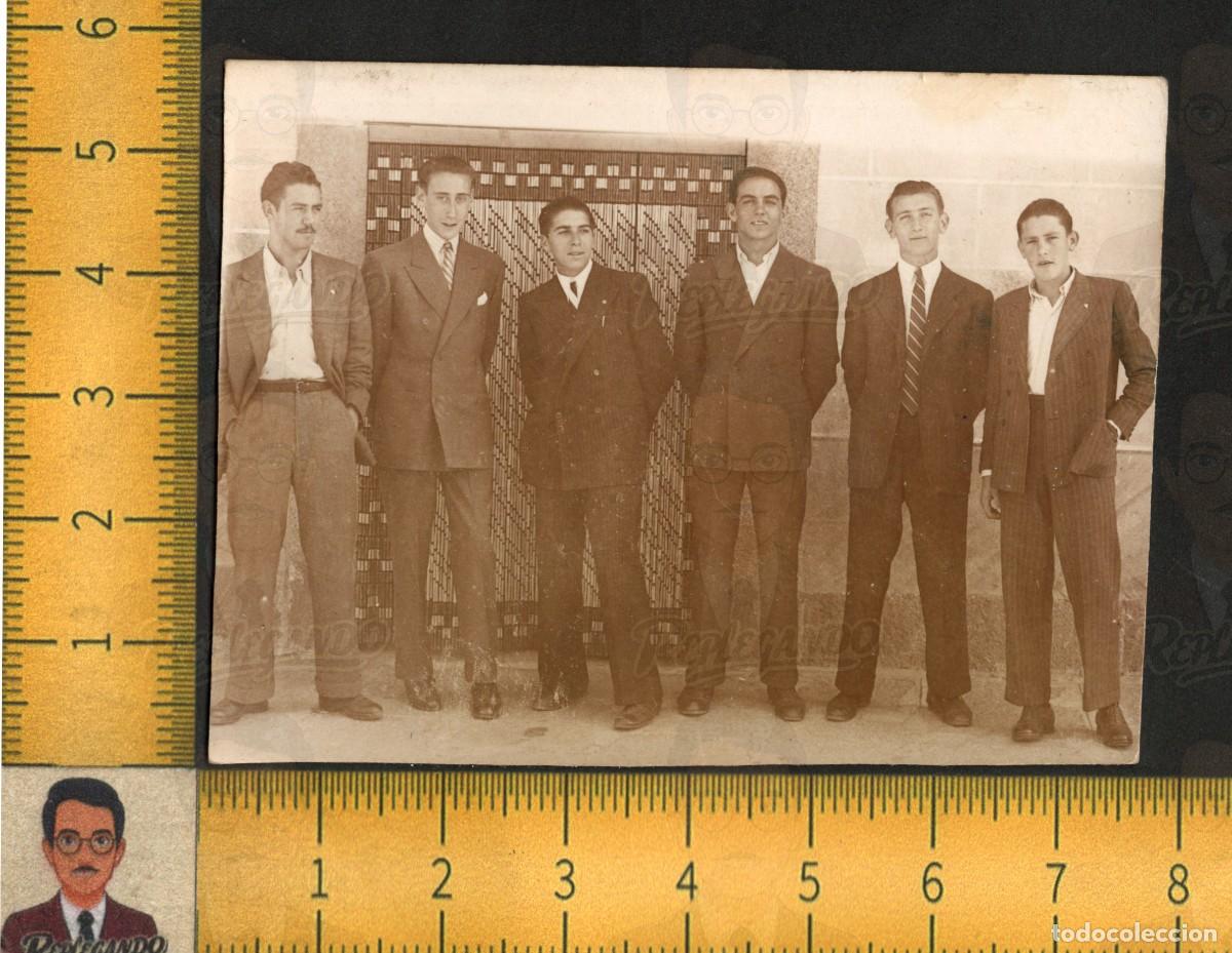 Fotograf&iacute;a antigua: SEIS HOMBRES J&Oacute;VENES GUAPOS GRUPO AMIGOS - FOTO ANTIGUA SANTIB&Aacute;&Ntilde;OS DE B&Eacute;JAR A&Ntilde;O 1943 - LGTB CHICOS