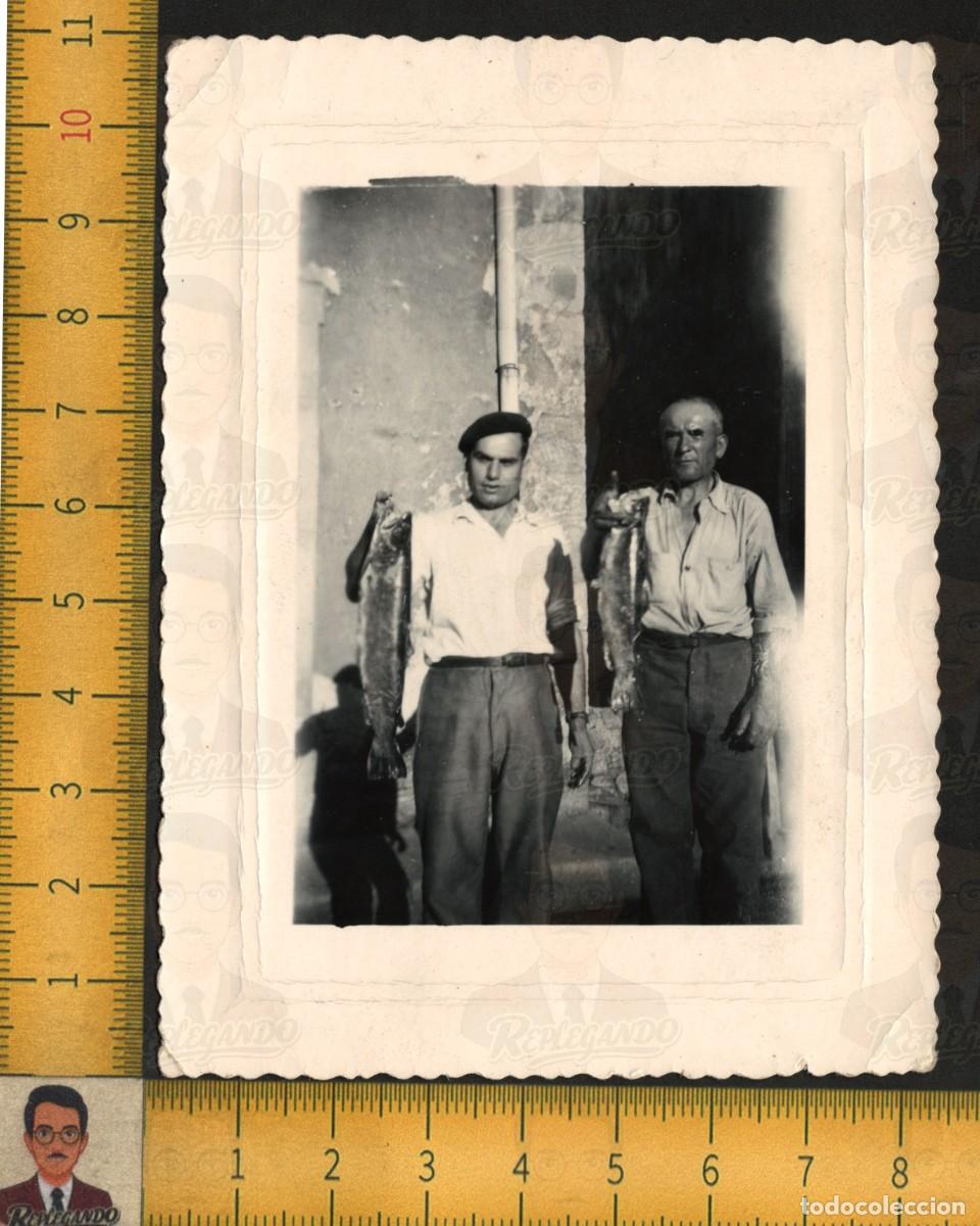 Fotograf&iacute;a antigua: PAREJA PESCADORES POSAN CON GRANDES &iquest;MEROS? CAPTURA PESCA - HOMBRES BOINA - FOTO ANTIGUA A&Ntilde;OS 50/60
