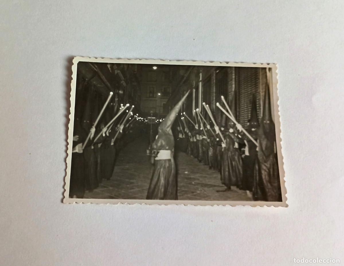 Fotograf&iacute;a antigua: Antigua fotograf&iacute;a - Semana Santa Sevilla - Nazarenos de la cofrad&iacute;a de El Amor - A&ntilde;o 1959