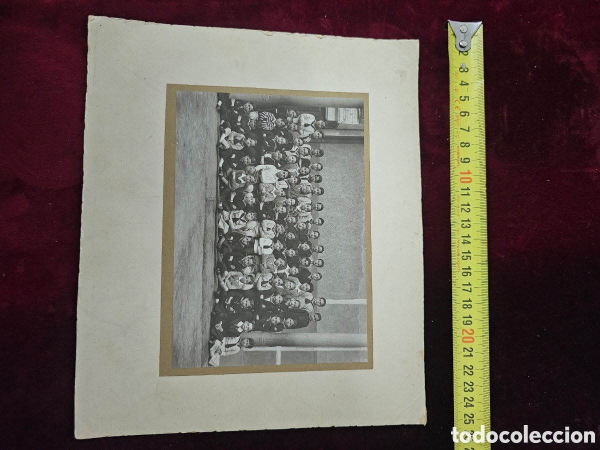 Fotograf&iacute;a antigua: Fotograf&iacute;a grande Escolar de Grupo sobre Paspart&uacute; (A&ntilde;os 1920-1940) - 24x26 cm