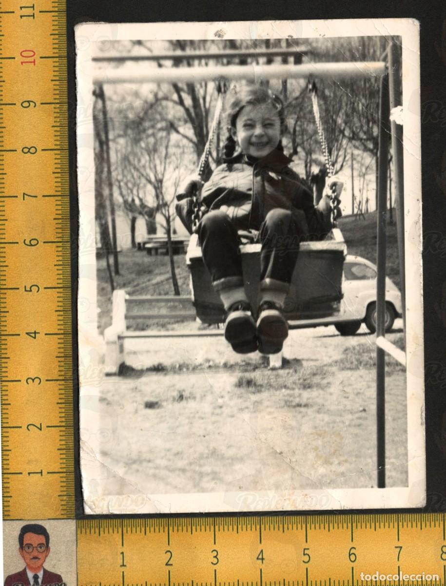 Fotograf&iacute;a antigua: NI&Ntilde;A SONRIENTE COLUMPIO PARQUE - JUEGOS INFANTILES INFANCIA FELIZ - FOTO ANTIGUA ART&Iacute;STICA A&Ntilde;OS 60