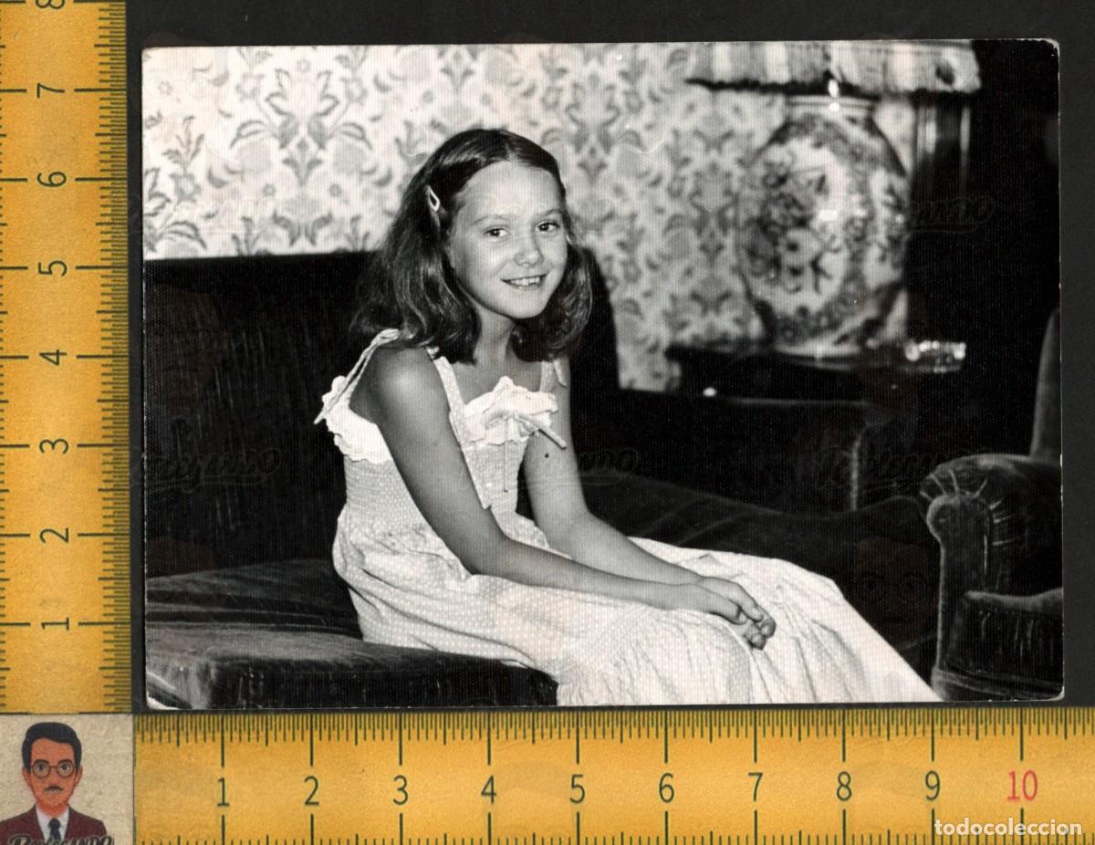 Fotograf&iacute;a antigua: NI&Ntilde;A SONRIENTE SENTADA SOF&Aacute; VESTIDO VOLANTES - L&Aacute;MPARA DECORACI&Oacute;N - FOTO ANTIGUA ART&Iacute;STICA A&Ntilde;OS 70