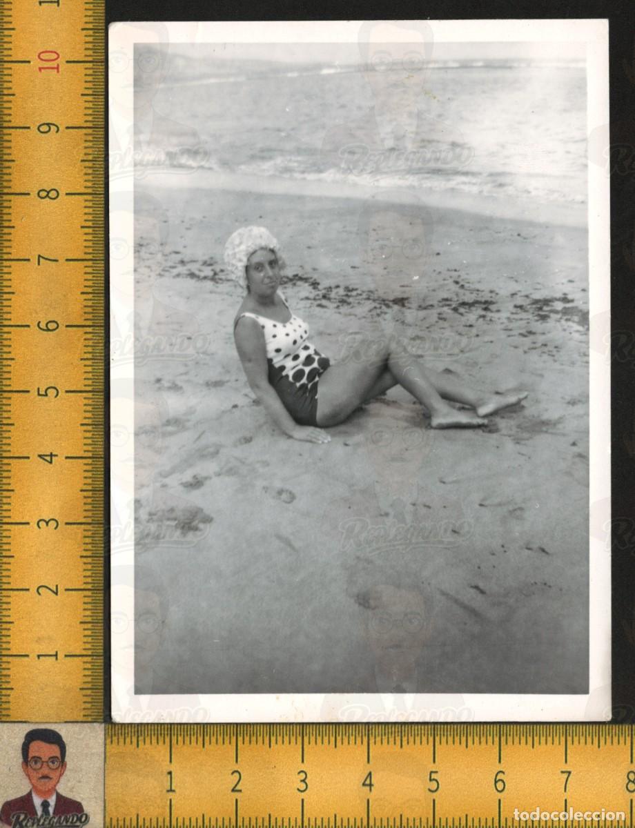 Fotograf&iacute;a antigua: MUJER BA&Ntilde;ISTA POSA PLAYA MAR - BA&Ntilde;ADOR LUNARES GORRO BA&Ntilde;O - FOTO ANTIGUA VERANO VACACIONES A&Ntilde;OS 60