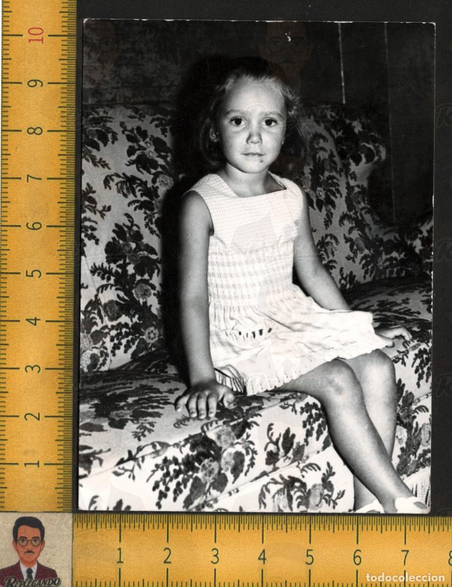 Fotograf&iacute;a antigua: NI&Ntilde;A SENTADA SOF&Aacute; ESTAMPADO FLORES - VESTIDO BLANCO MIRADA DULCE - FOTO ANTIGUA ART&Iacute;STICA A&Ntilde;OS 60