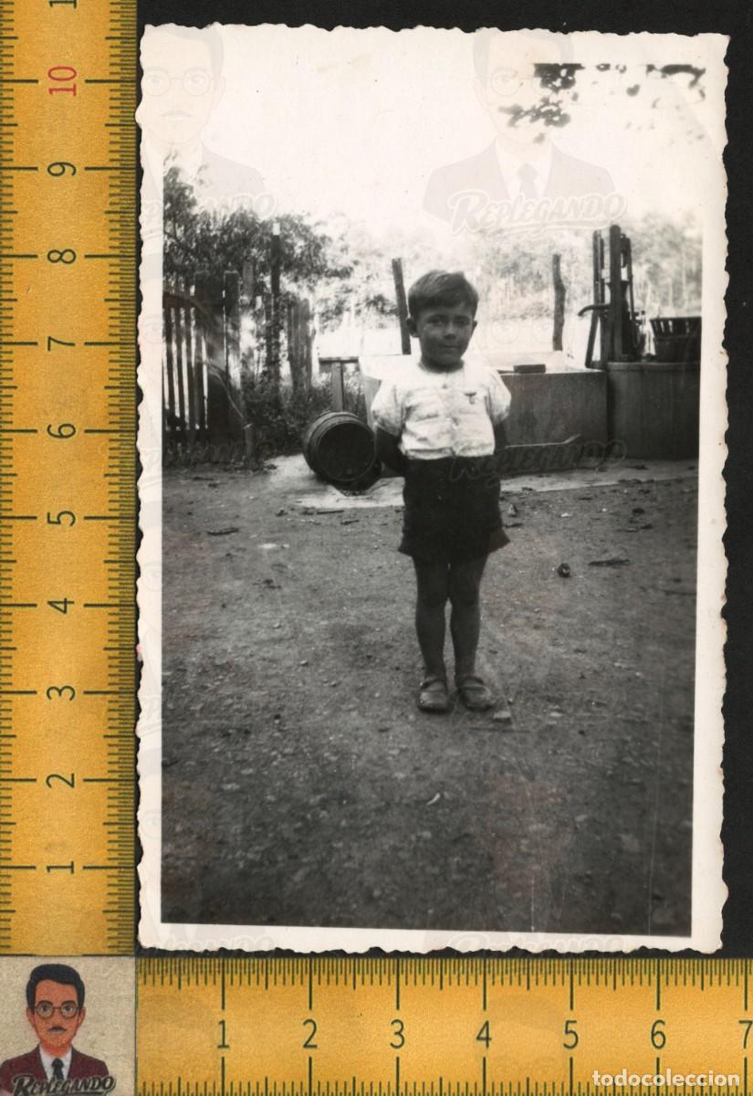 Fotograf&iacute;a antigua: NI&Ntilde;O POSA PATIO CASA - BOMBA MANUAL DE AGUA TONEL - VIDA COTIDIANA - FOTO ANTIGUA INFANCIA A&Ntilde;OS 50