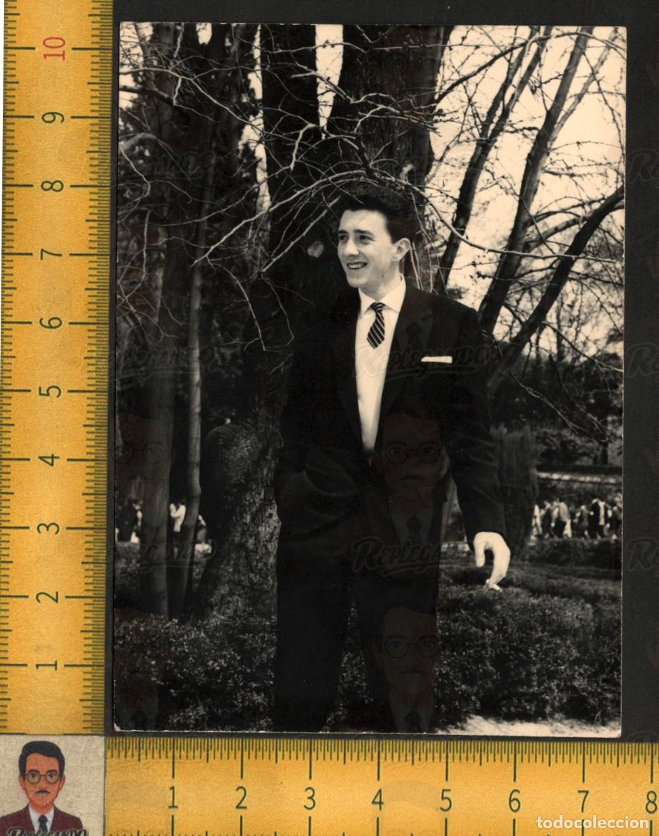 Fotograf&iacute;a antigua: HOMBRE JOVEN GUAPO SEXY FUMA CIGARRILLO - TRAJE CORBATA PARQUE - FOTOGRAF&Iacute;A ANTIGUA LGTB A&Ntilde;OS 50/60