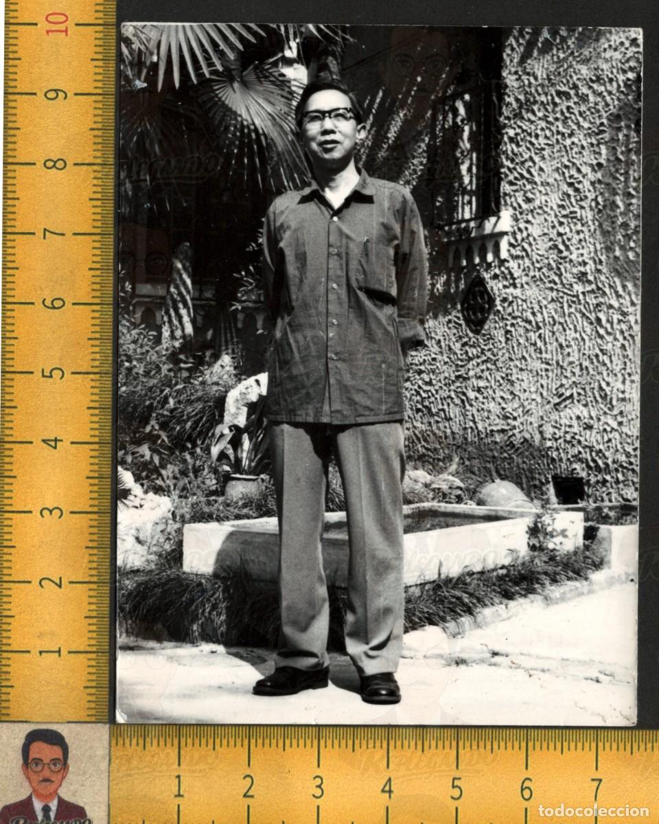 Fotograf&iacute;a antigua: HOMBRE ASI&Aacute;TICO POSA JARD&Iacute;N - GAFAS CAMISA - &iquest;CHINA? INSCRIPCI&Oacute;N ORIENTAL - FOTO ANTIGUA A&Ntilde;OS 50/60