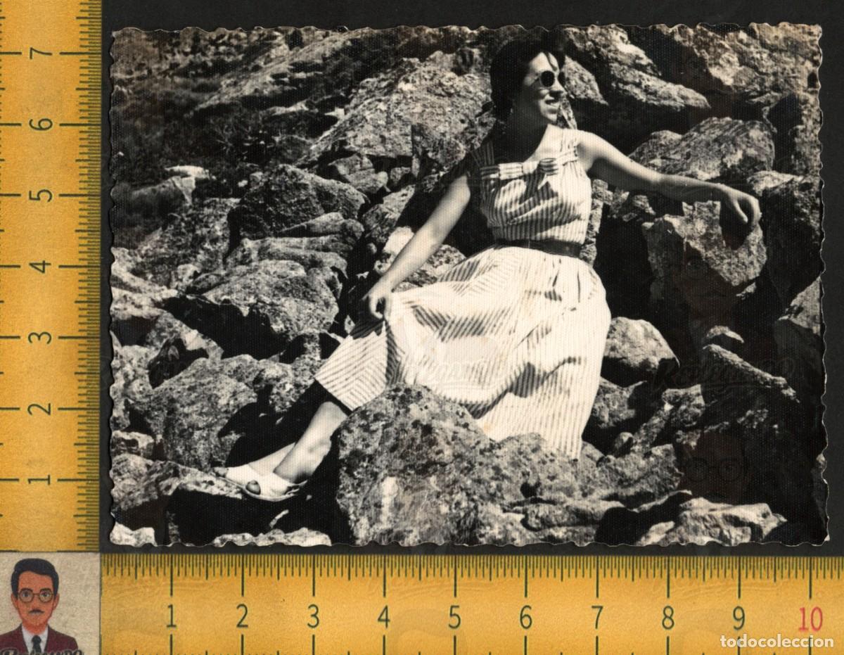 Fotograf&iacute;a antigua: MUJER JOVEN GUAPA SONR&Iacute;E POSA ROCAS - GAFAS SOL VESTIDO RAYAS - FOTOGRAF&Iacute;A ANTIGUA ART&Iacute;STICA A&Ntilde;OS 50