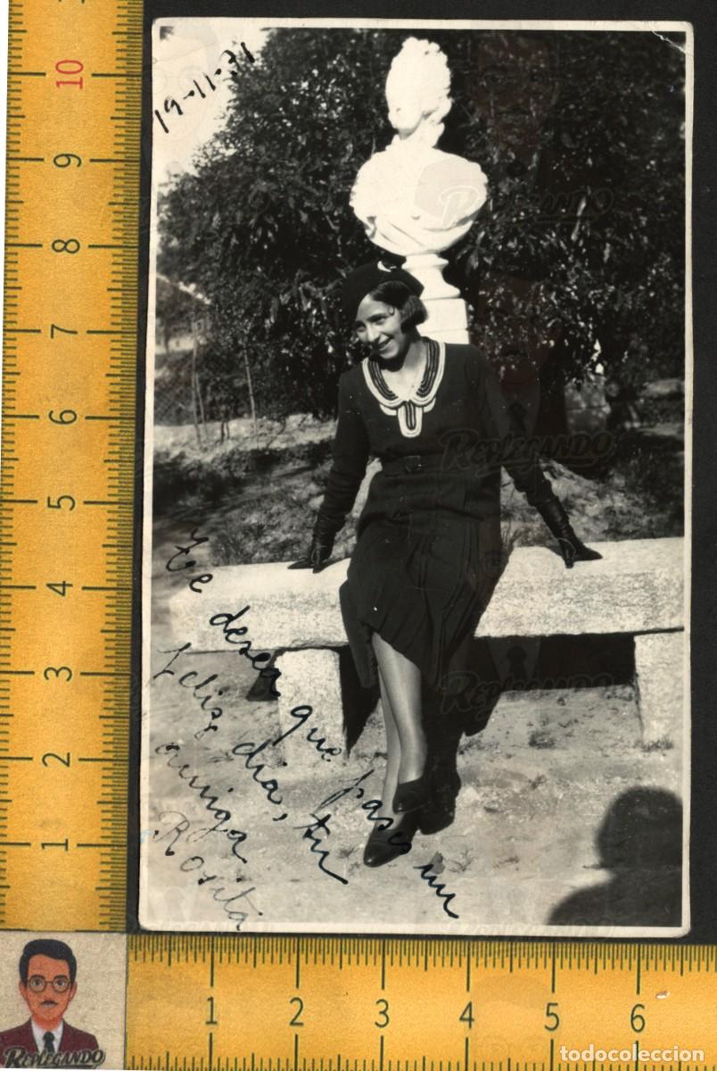 Fotograf&iacute;a antigua: MUJER JOVEN ELEGANTE JUNTO BUSTO ESCULTURA - GUANTES MODA - FOTOGRAF&Iacute;A ANTIGUA ART&Iacute;STICA A&Ntilde;O 1931