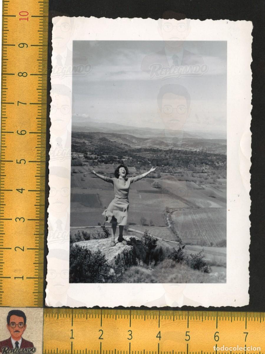 Fotograf&iacute;a antigua: MUJER JOVEN FELIZ BRAZOS ABIERTOS - PAISAJE CAMPO SAN GUILL&Eacute;N - FOTOGRAF&Iacute;A ANTIGUA ART&Iacute;STICA A&Ntilde;OS 60