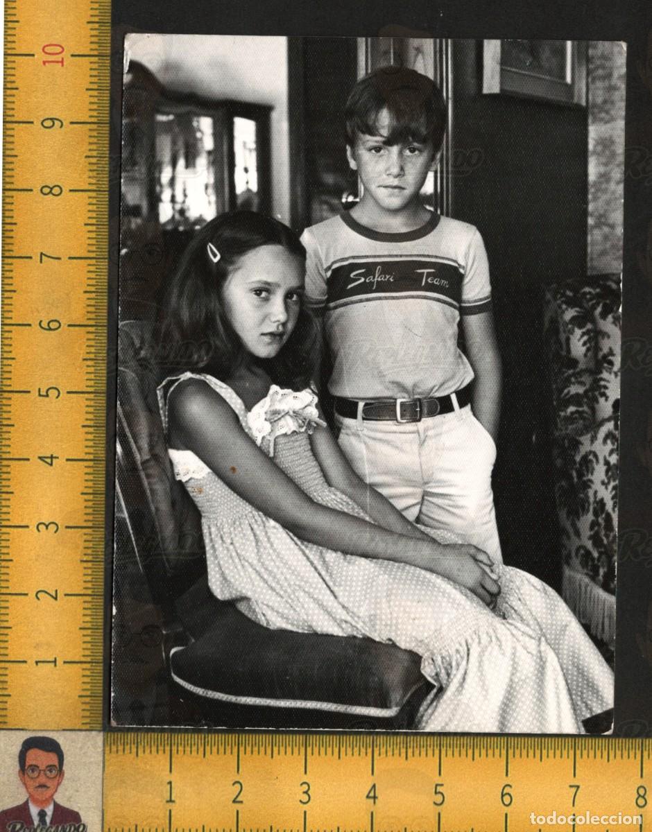 Fotograf&iacute;a antigua: NI&Ntilde;A SENTADA JUNTO NI&Ntilde;O - HERMANOS POSAN EN CASA - MODA INFANTIL - FOTOGRAF&Iacute;A ANTIGUA A&Ntilde;OS 70