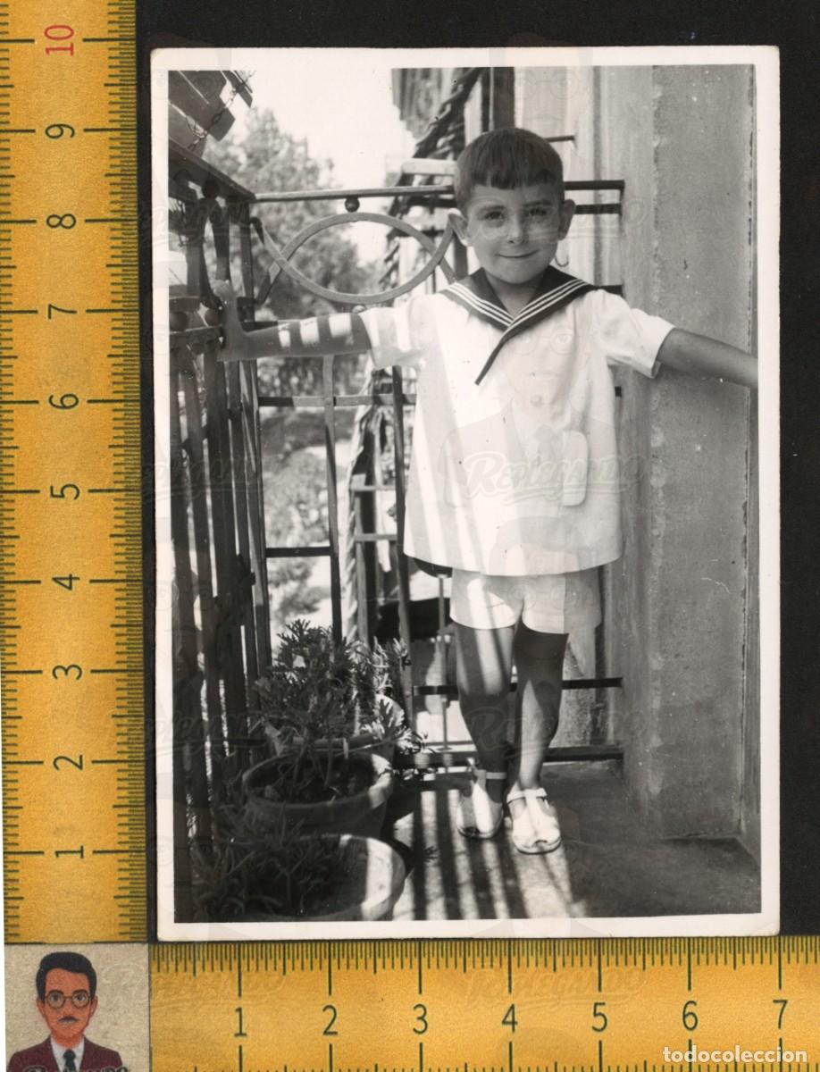 Fotograf&iacute;a antigua: NI&Ntilde;O SONRIENTE TRAJE MARINERO POSA BALC&Oacute;N - BARANDILLA MACETAS - FOTOGRAF&Iacute;A ANTIGUA INFANCIA A&Ntilde;OS 50