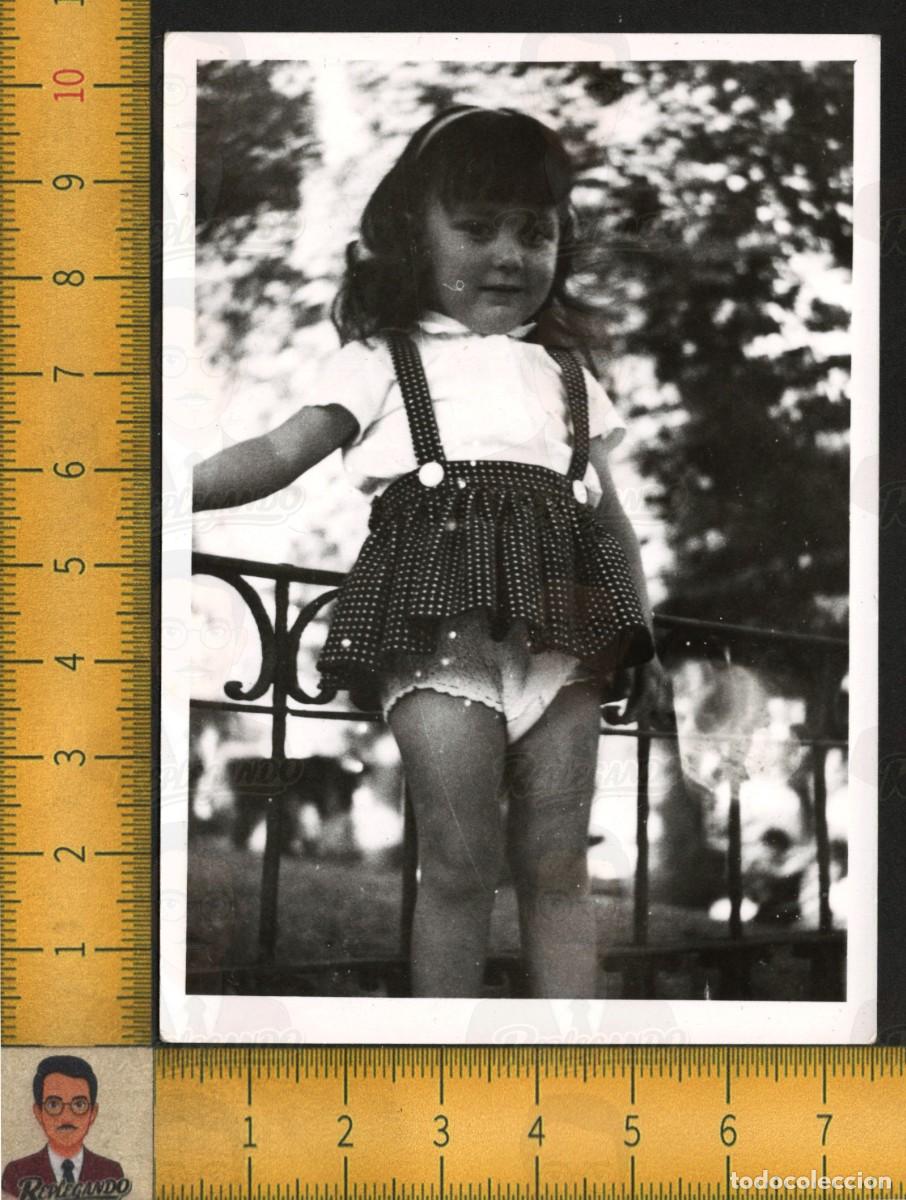 Fotograf&iacute;a antigua: NI&Ntilde;A POSA PARQUE - FALDA TIRANTES LUNARES BLUSA BLANCA - BARANDILLA - FOTO ANTIGUA ART&Iacute;STICA A&Ntilde;OS 50