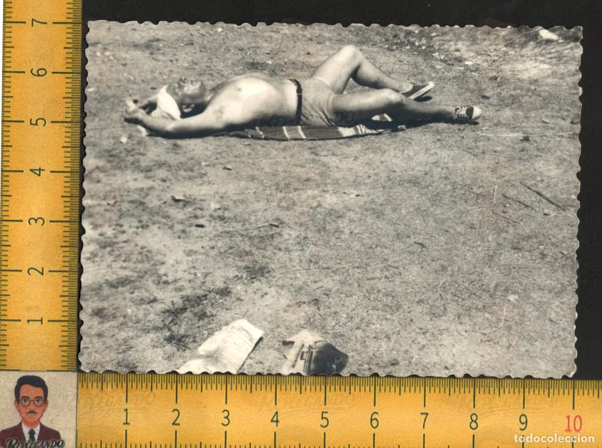 Fotograf&iacute;a antigua: HOMBRE JOVEN TUMBADO AL SOL - TORSO DESNUDO BA&Ntilde;ADOR CAMPO - FOTOGRAF&Iacute;A ANTIGUA ART&Iacute;STICA A&Ntilde;OS 50/60