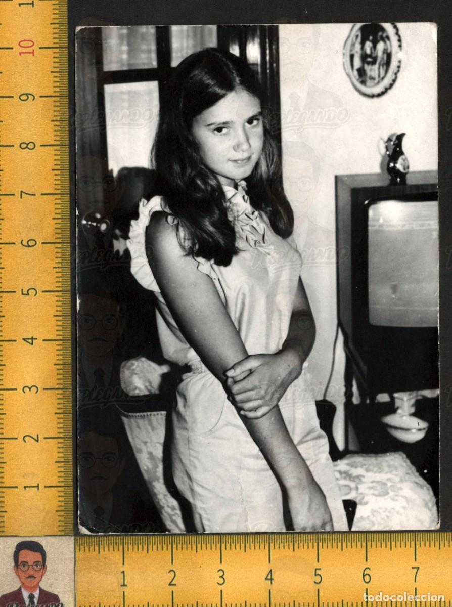 Fotograf&iacute;a antigua: &Ntilde;A POSA JUNTO TELEVISOR ANTIGUO - BLUSA VOLANTES PELO LARGO - HOGAR - FOTOGRAF&Iacute;A ANTIGUA A&Ntilde;OS 70