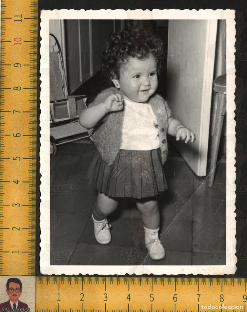 Fotograf&iacute;a antigua: NI&Ntilde;A BEB&Eacute; SONRIENTE PELO RIZADO - CHALECO FALDA PLISADA - CAMINA SOLA - FOTOGRAF&Iacute;A ANTIGUA A&Ntilde;OS 50