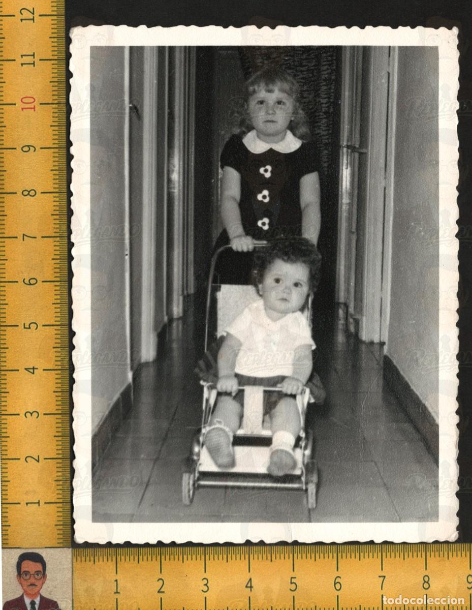 Fotograf&iacute;a antigua: DOS NI&Ntilde;AS JUEGAN CON COCHECITO MU&Ntilde;ECAS - NI&Ntilde;A EMPUJA BEB&Eacute; SENTADA - JUGUETE - FOTO ANTIGUA A&Ntilde;OS 60
