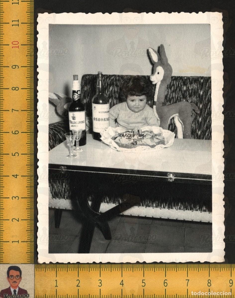 Fotograf&iacute;a antigua: NI&Ntilde;A CUMPLEA&Ntilde;OS TARTA - VETERANO OSBORNE VALDESPINO JEREZ - PELUCHE BAMBI - FOTO ANTIGUA A&Ntilde;OS 60