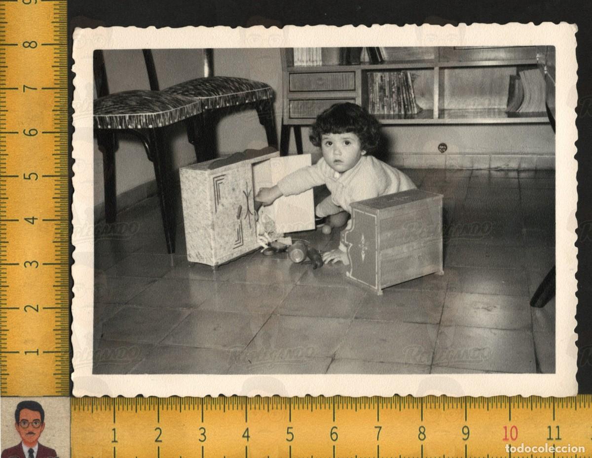 Fotograf&iacute;a antigua: NI&Ntilde;A JUEGA CON ARMARIO MU&Ntilde;ECA PIANO - JUGUETES INFANCIA FELIZ ESPA&Ntilde;A - FOTOGRAF&Iacute;A ANTIGUA A&Ntilde;OS 60