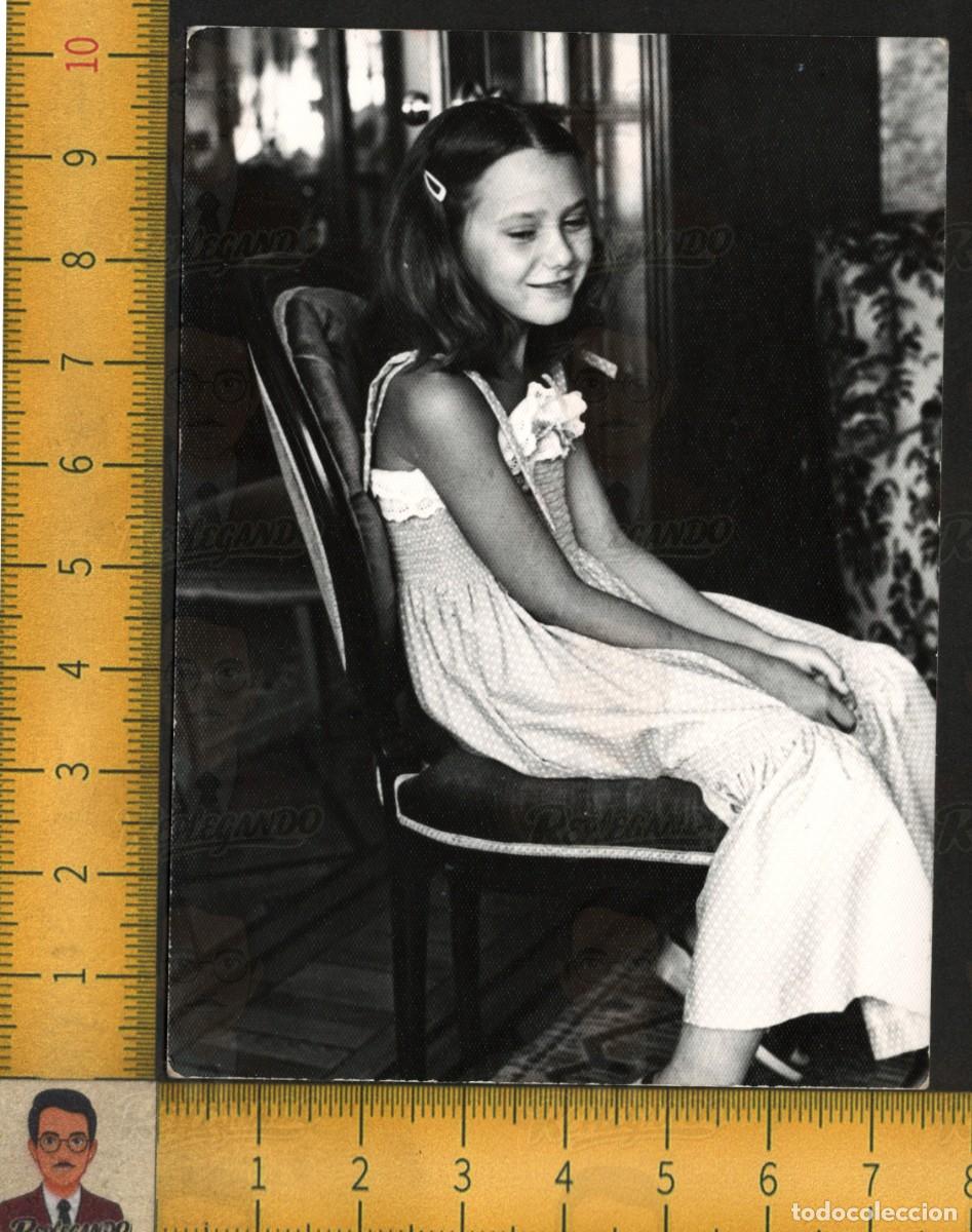 Fotograf&iacute;a antigua: NI&Ntilde;A SENTADA SONRIENTE VESTIDO LARGO CLIP PELO - SILLA SAL&Oacute;N - FOTOGRAF&Iacute;A ANTIGUA ART&Iacute;STICA A&Ntilde;OS 60
