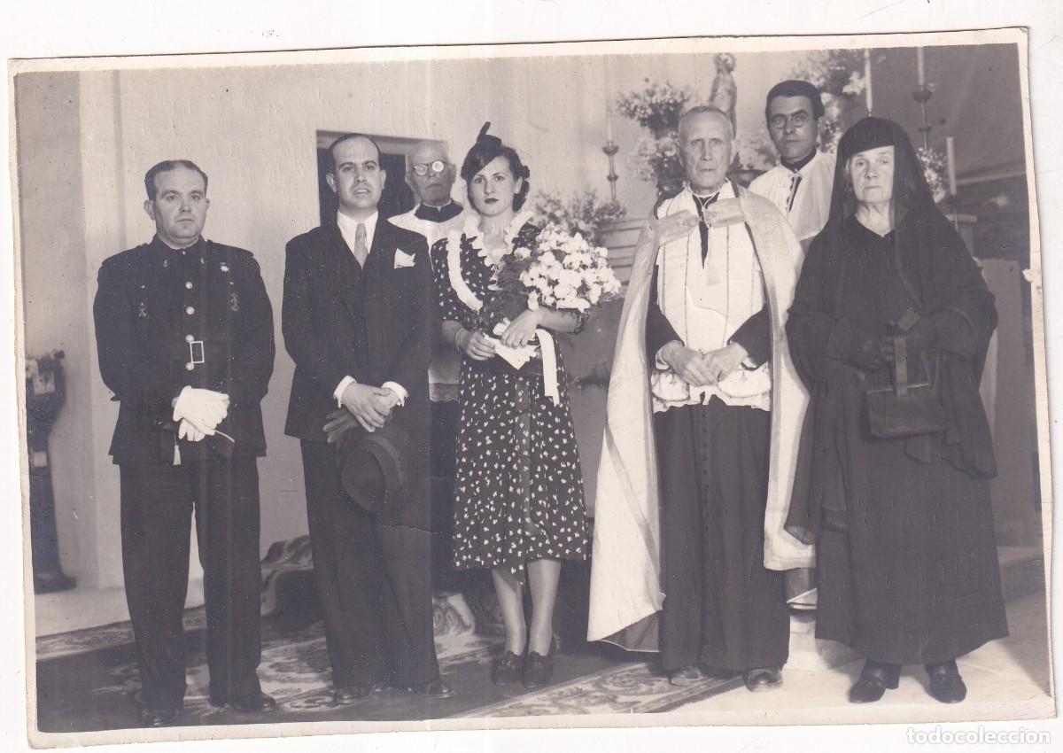Fotograf&iacute;a antigua: Curiosa fotograf&iacute;a boda, novia con traje de calle, militar, etc. 16,50 x 11 cm No figura fot&oacute;grafo