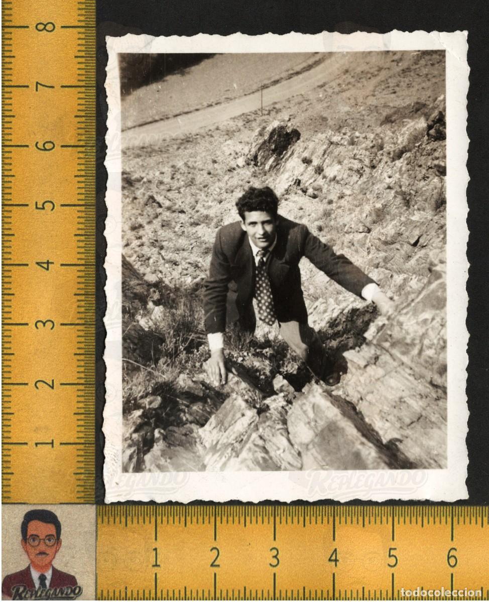 Fotograf&iacute;a antigua: CHICO JOVEN GUAPO ESCALA ROCAS MONTA&Ntilde;A - TRAJE CORBATA ZARAGOZA - FOTOGRAF&Iacute;A ANTIGUA LGTB A&Ntilde;OS 50