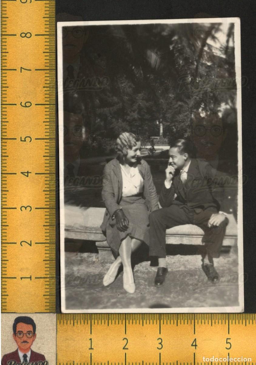 Fotograf&iacute;a antigua: PAREJA JOVEN SENTADA BANCO PARQUE - SONRISAS MODA ELEGANTE - FOTOGRAF&Iacute;A ANTIGUA ART&Iacute;STICA A&Ntilde;OS 30