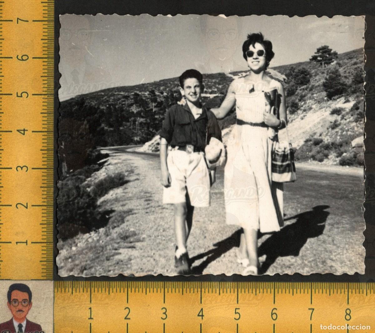Fotograf&iacute;a antigua: NI&Ntilde;O &iquest;UNIFORME OJE FRENTE JUVENTUDES FALANGE? - MUJER GAFAS SOL CARRETERA - FOTO ANTIGUA A&Ntilde;OS 60