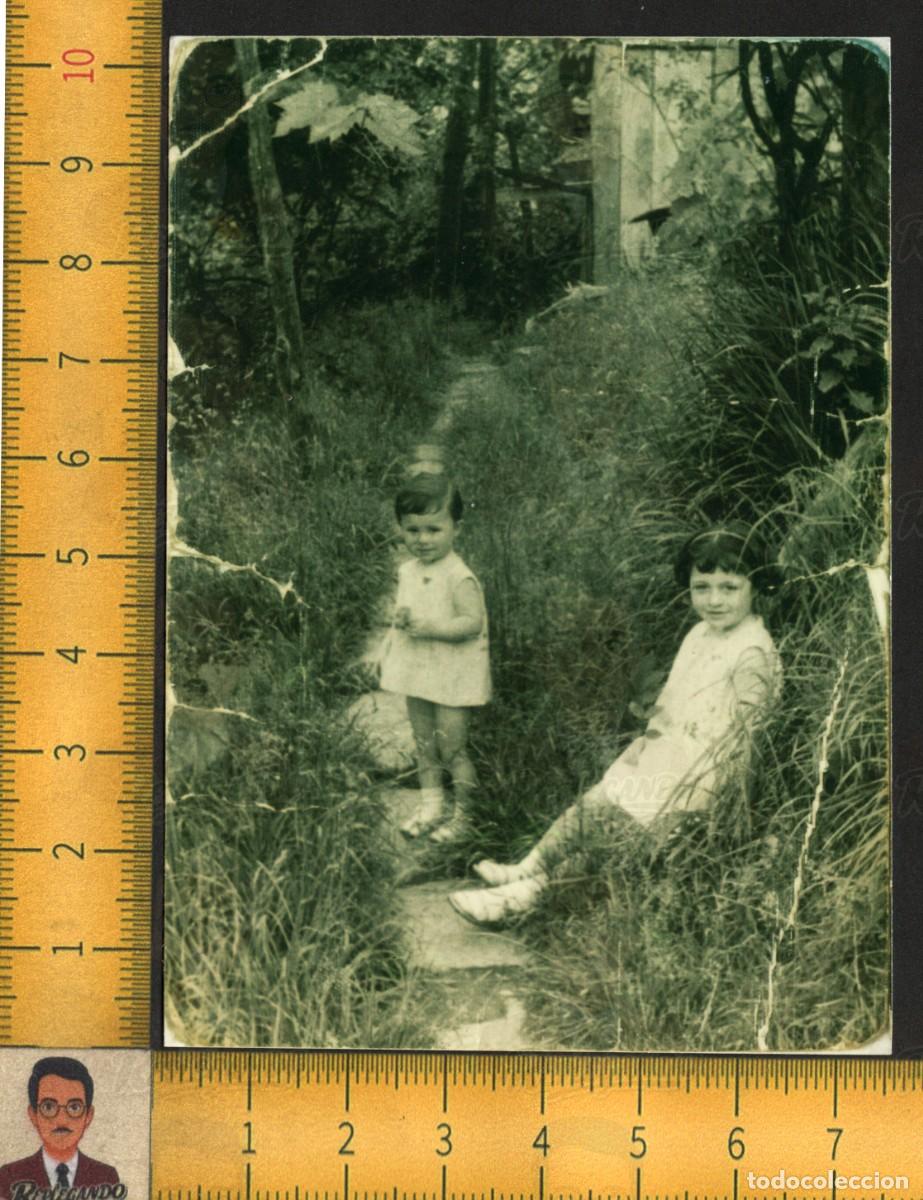 Fotograf&iacute;a antigua: DOS NI&Ntilde;AS ENTRE HIERBA JARD&Iacute;N - HERMANAS INFANCIA CAMPO - FOTOGRAF&Iacute;A ANTIGUA A&Ntilde;OS 60 COPIA A&Ntilde;OS 80