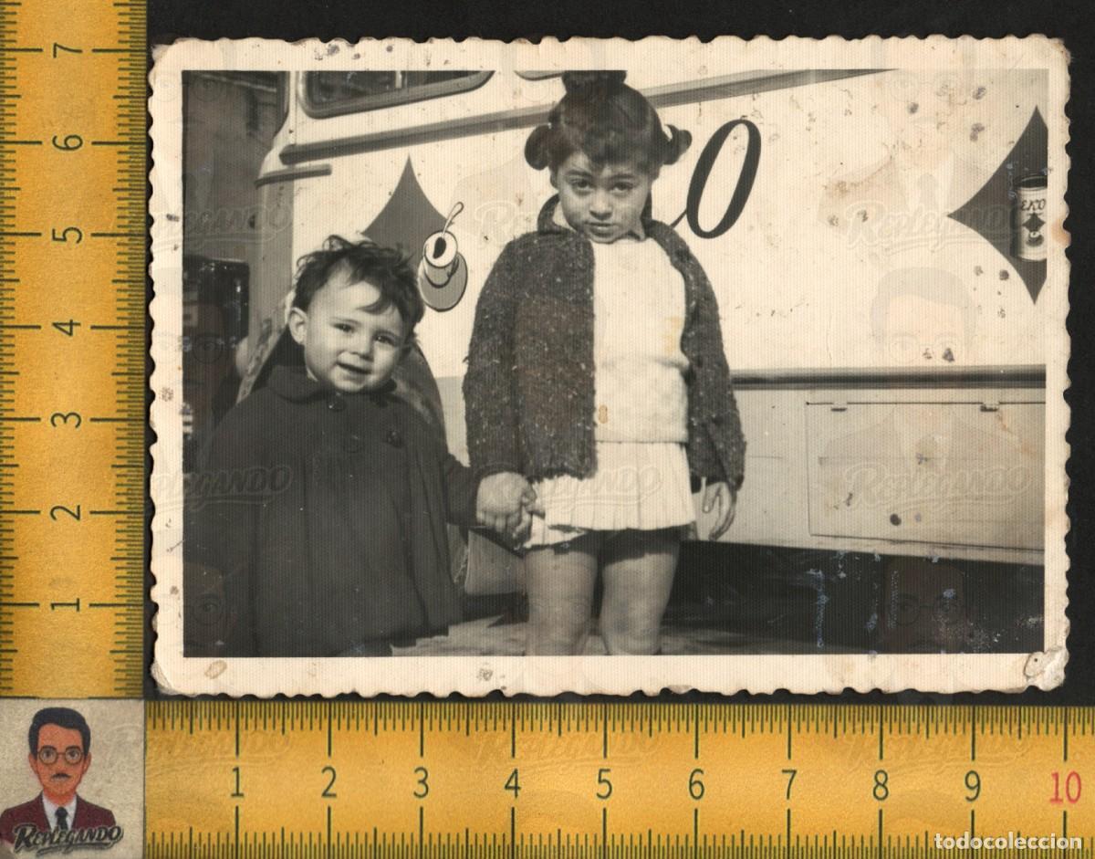 Fotograf&iacute;a antigua: DOS NI&Ntilde;AS SIMP&Aacute;TICAS POSAN JUNTO AUTOB&Uacute;S - PUBLICIDAD EKO - INFANCIA - FOTOGRAF&Iacute;A ANTIGUA A&Ntilde;OS 50/60
