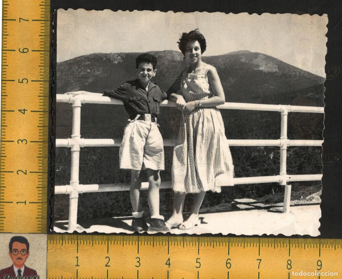 Fotograf&iacute;a antigua: NI&Ntilde;O &iquest;UNIFORME OJE FRENTE JUVENTUDES FALANGE? - MUJER GAFAS SOL BARANDILLA - FOTO ANTIGUA A&Ntilde;OS 60
