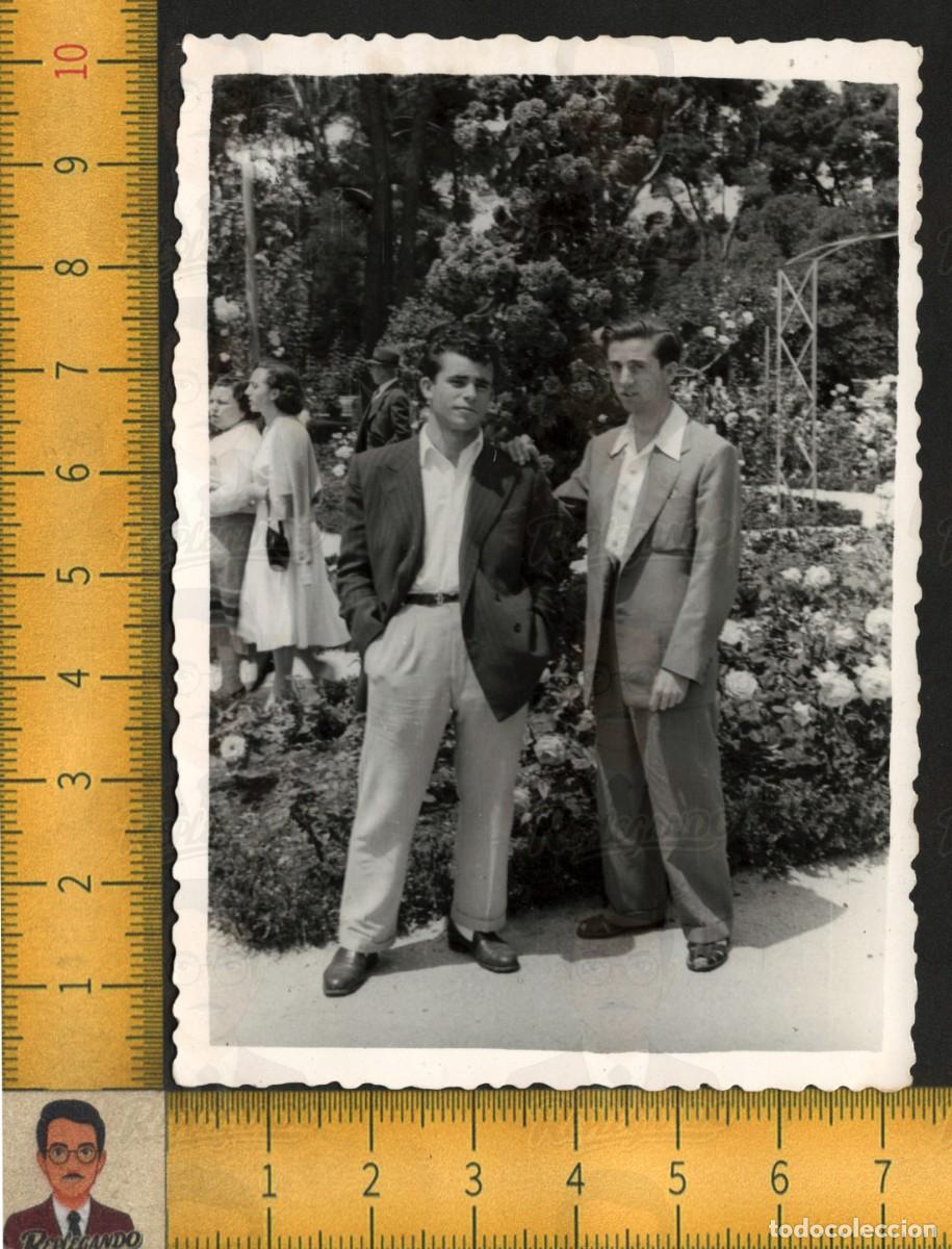 Fotograf&iacute;a antigua: DOS CHICOS J&Oacute;VENES GUAPOS POSAN ENTRE ROSAS PARQUE JARD&Iacute;N - TRAJES - FOTOGRAF&Iacute;A ANTIGUA LGTB A&Ntilde;OS 60
