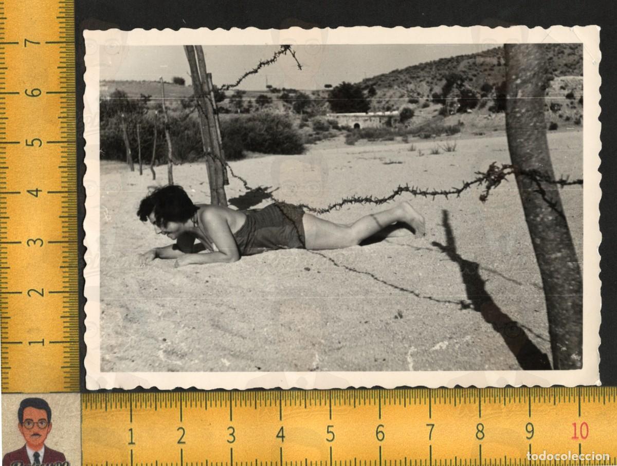Fotograf&iacute;a antigua: MUJER BA&Ntilde;ISTA PASA BAJO ALAMBRADA ESPINO - BA&Ntilde;ADOR PAISAJE CAMPO - FOTO ANTIGUA ART&Iacute;STICA A&Ntilde;OS 50/60