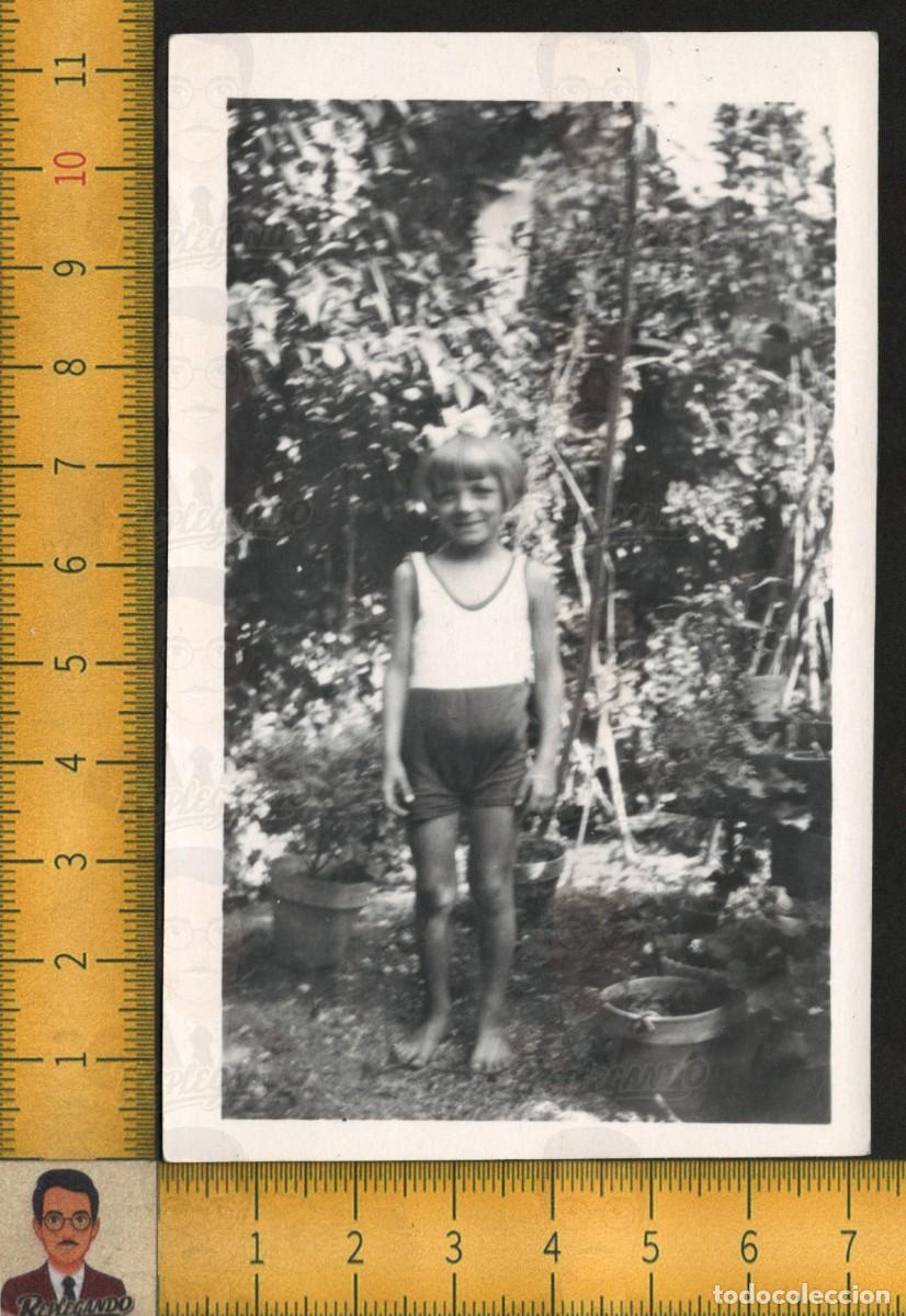 Fotograf&iacute;a antigua: NI&Ntilde;A POSA HUERTO JARD&Iacute;N - CAMISETA TIRANTES PANTAL&Oacute;N CORTO LAZO - MACETAS - FOTO ANTIGUA A&Ntilde;OS 60