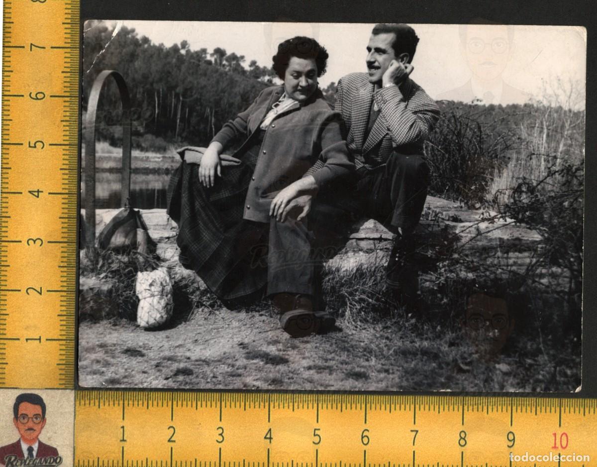 Fotograf&iacute;a antigua: PAREJA SENTADA JUNTO ALBERCA - BOTA VINO PAISAJE CAMPO AMOR - FOTOGRAF&Iacute;A ANTIGUA ART&Iacute;STICA A&Ntilde;OS 60