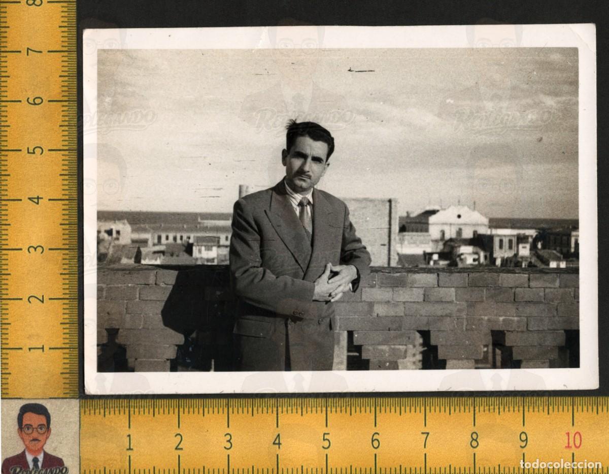 Fotograf&iacute;a antigua: HOMBRE ELEGANTE POSA TRAJE CORBATA - TERRAZA VISTAS PUEBLO - FOTOGRAF&Iacute;A ANTIGUA ART&Iacute;STICA A&Ntilde;OS 50