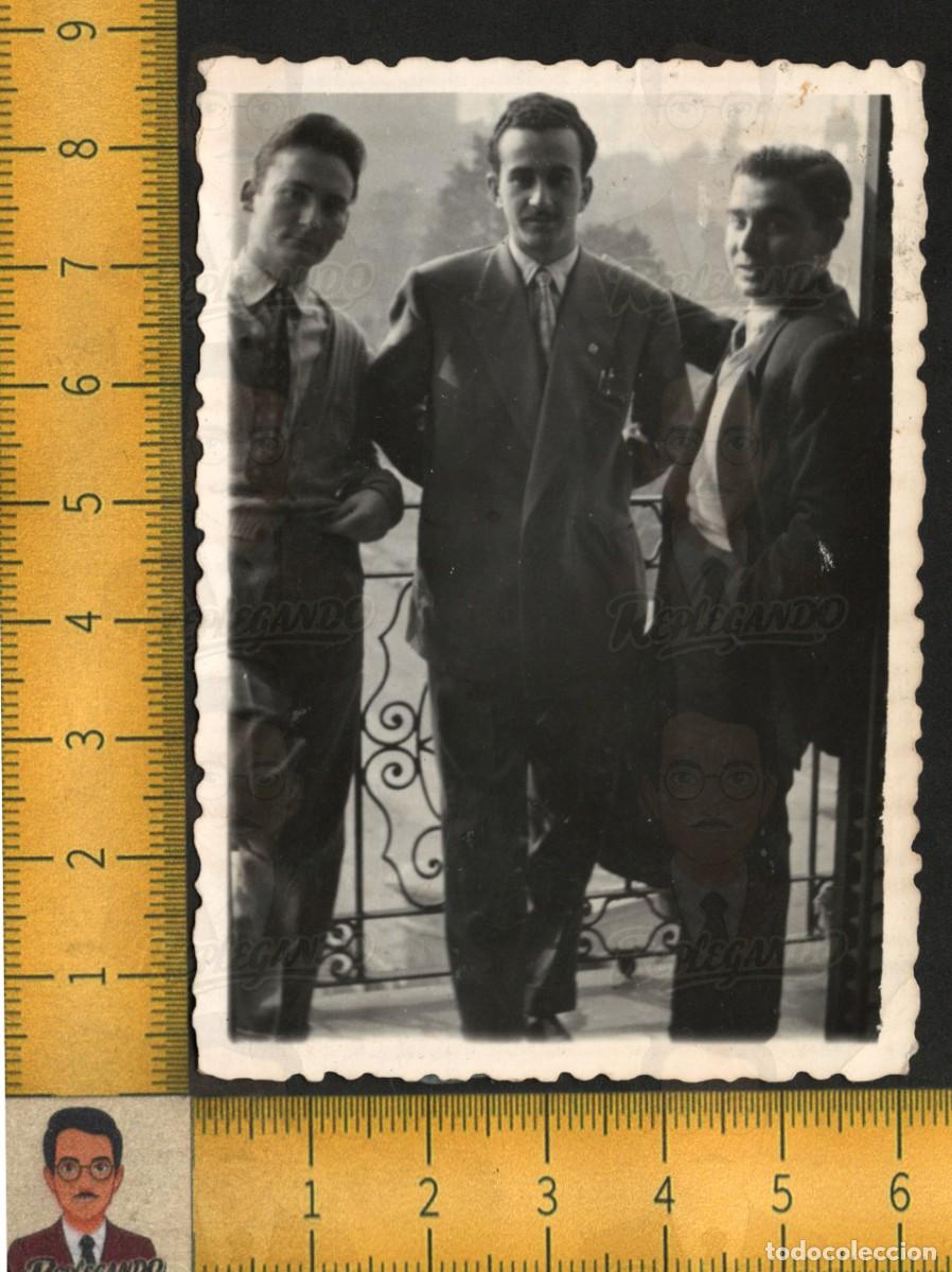 Fotograf&iacute;a antigua: TR&Iacute;O HOMBRES J&Oacute;VENES GUAPOS POSAN BALC&Oacute;N - MODA TRAJES CORBATAS - FOTOGRAF&Iacute;A ANTIGUA LGTB A&Ntilde;O 1952