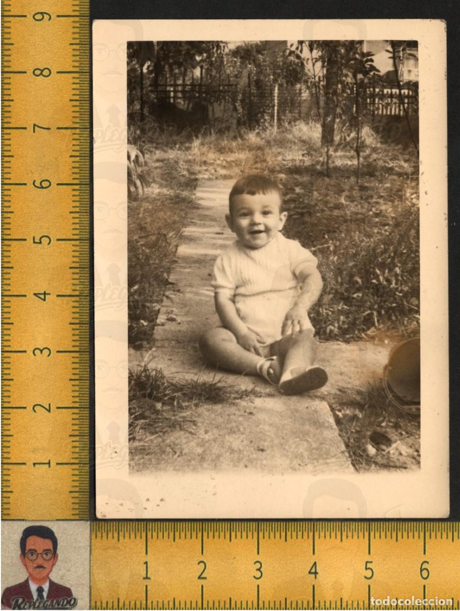 Fotograf&iacute;a antigua: BEB&Eacute; SONRIENTE SENTADO JARD&Iacute;N - INFANCIA FELIZ JUEGOS CAMPO - FOTOGRAF&Iacute;A ANTIGUA ART&Iacute;STICA A&Ntilde;OS 50