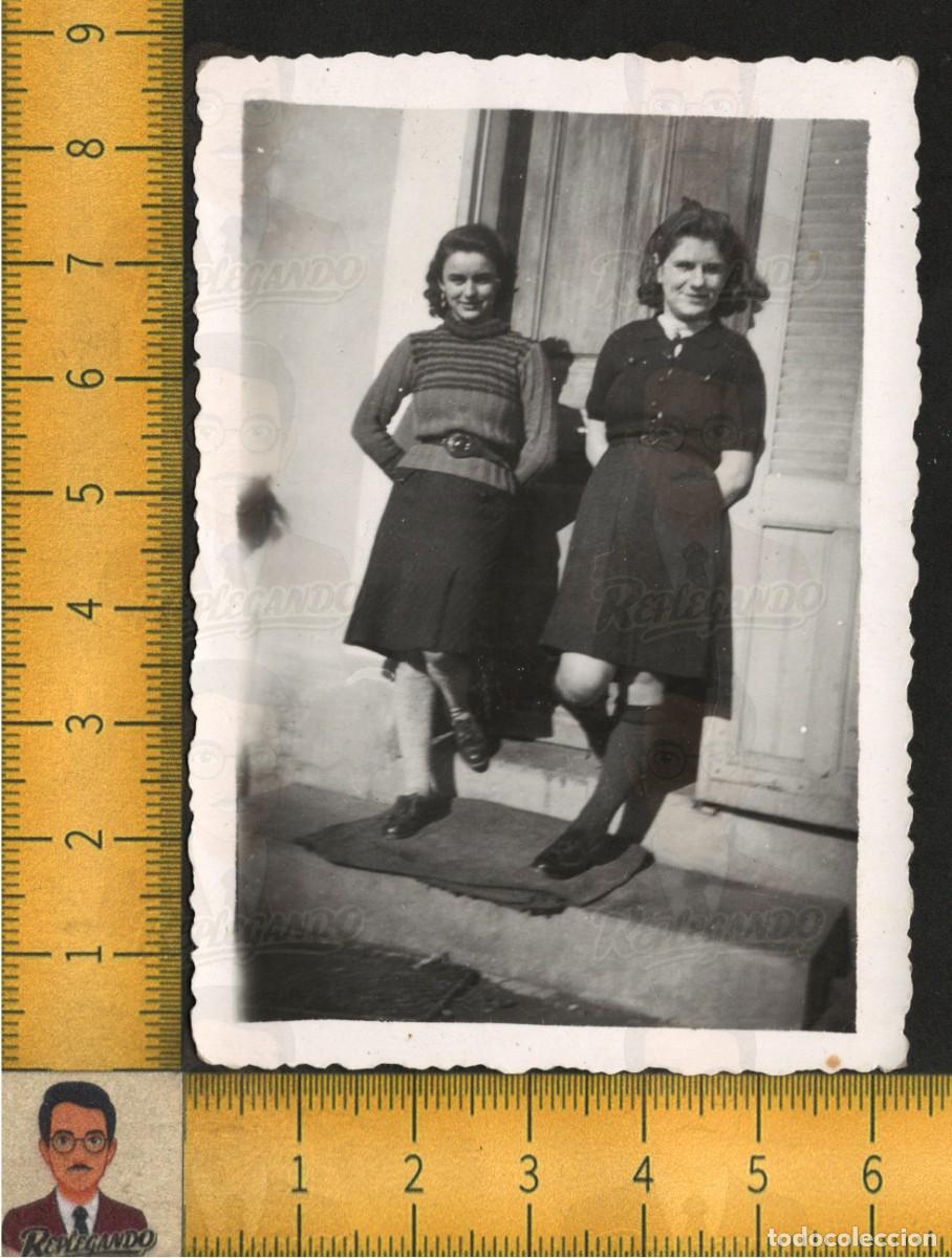 Fotograf&iacute;a antigua: DOS MUJERES J&Oacute;VENES POSAN PUERTA CASA - FALDAS MODA AMIGAS - FOTOGRAF&Iacute;A ANTIGUA ART&Iacute;STICA A&Ntilde;OS 50