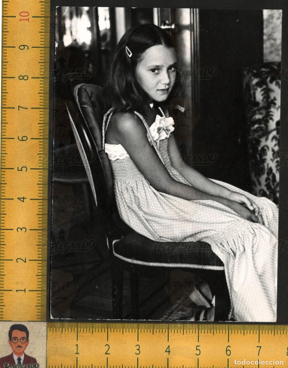 Fotograf&iacute;a antigua: RETRATO NI&Ntilde;A SENTADA MIRADA DULCE VESTIDO LARGO - LAZO PELO - FOTOGRAF&Iacute;A ANTIGUA ART&Iacute;STICA A&Ntilde;OS 60