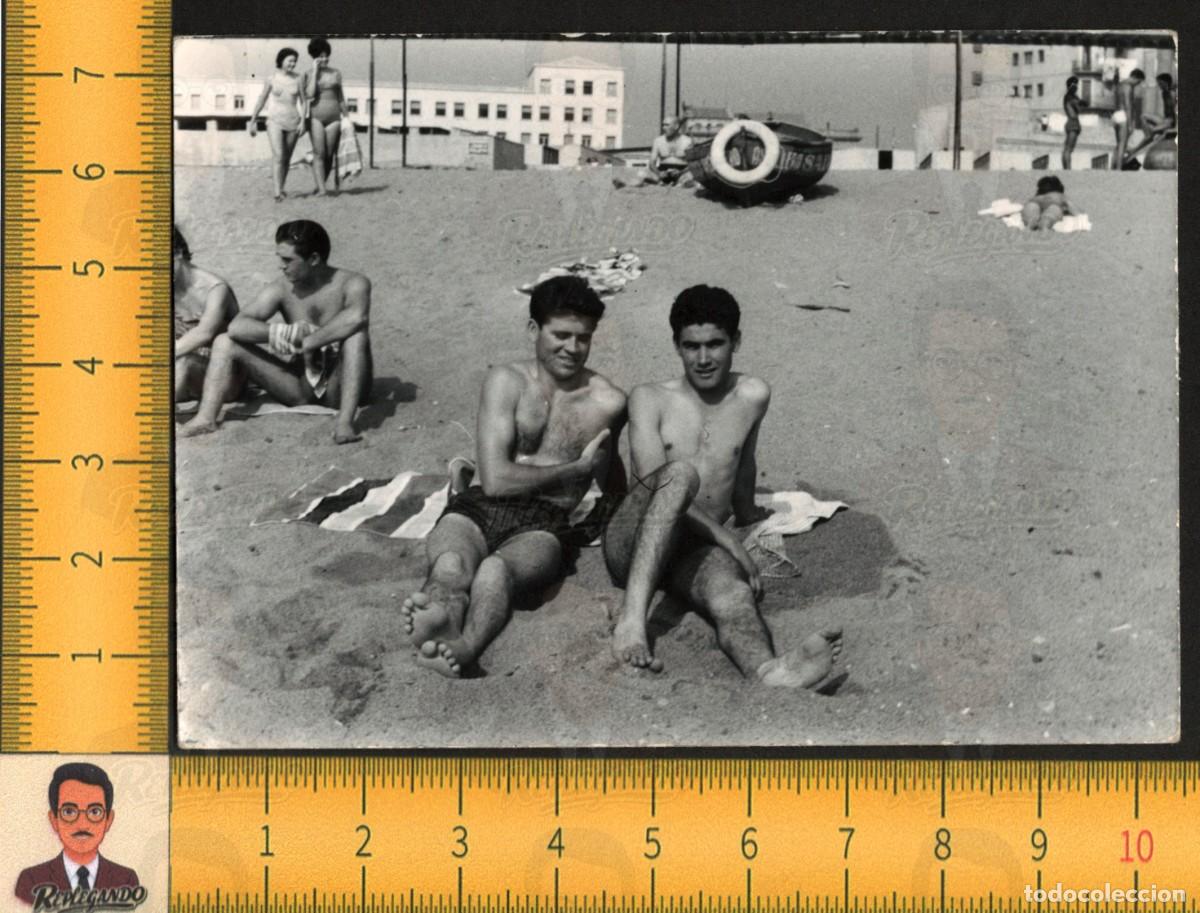 Fotograf&iacute;a antigua: HOMBRES J&Oacute;VENES BA&Ntilde;ISTAS BA&Ntilde;ADOR PLAYA - BARCA PESCA ASTILLERO MAR VERANO - FOTO ANTIGUA A&Ntilde;OS 60