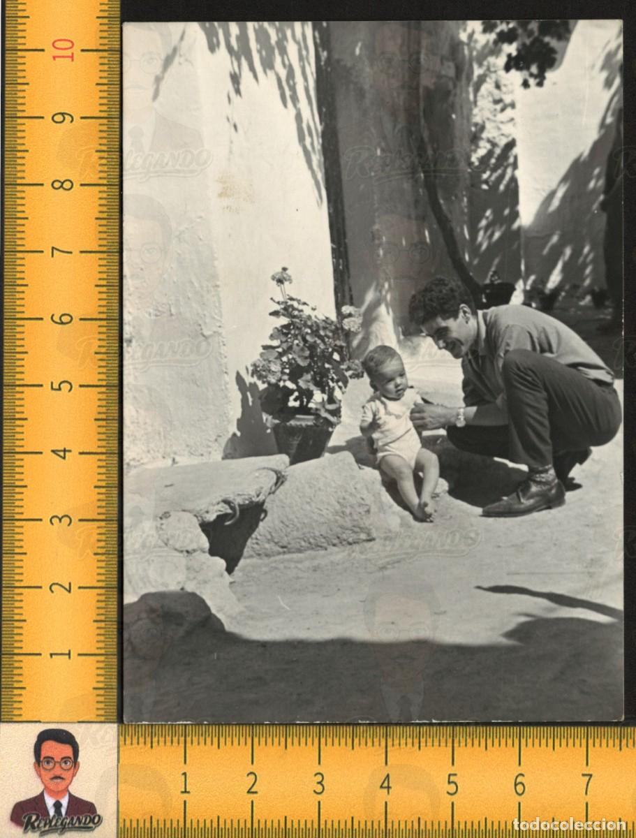 Fotograf&iacute;a antigua: PADRE CON BEB&Eacute; PATERNIDAD PATIO ESPA&Ntilde;OL - MACETAS FLORES - FOTOGRAF&Iacute;A ANTIGUA ART&Iacute;STICA A&Ntilde;OS 60