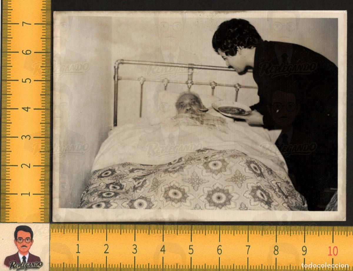 Fotograf&iacute;a antigua: ANCIANO ENFERMO EN CAMA - MUJER LE DA COMIDA CUIDADOS VIDA COTIDIANA - FOTOGRAF&Iacute;A ANTIGUA A&Ntilde;OS 50
