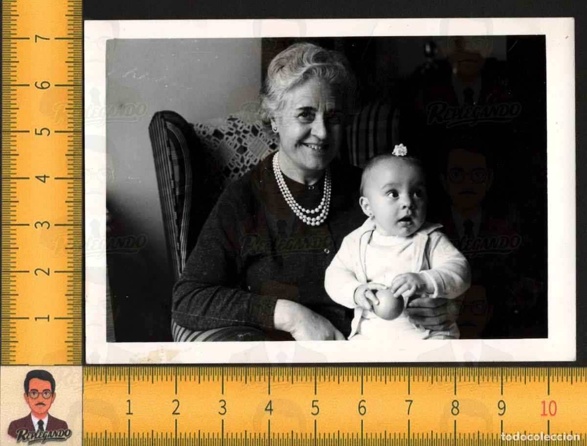 Fotograf&iacute;a antigua: ABUELA SONRIENTE CON BEB&Eacute; EN BRAZOS - COLLAR PERLAS FAMILIA - FOTOGRAF&Iacute;A ANTIGUA ART&Iacute;STICA A&Ntilde;OS 60