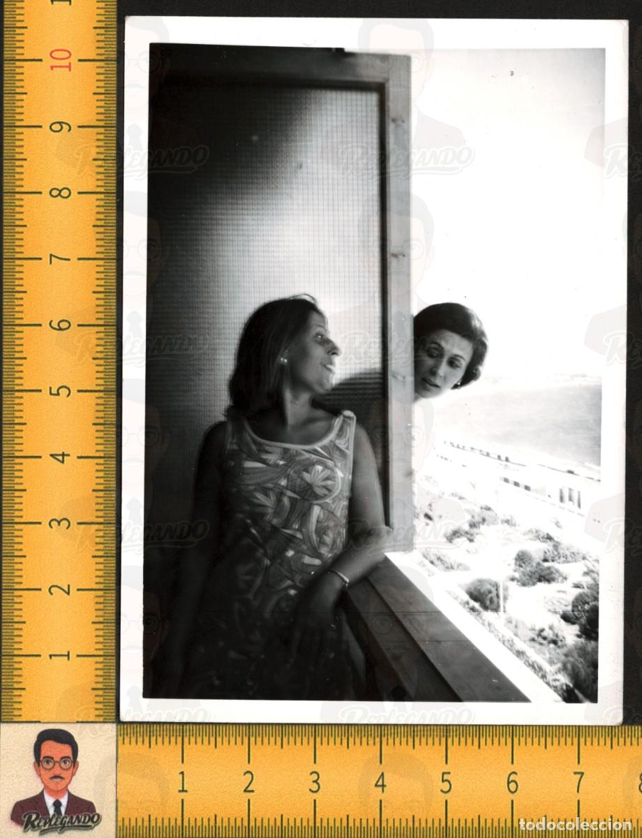 Fotograf&iacute;a antigua: DOS MUJERES GUAPAS EN BALC&Oacute;N - VESTIDOS MODA VISTAS MAR PLAYA - FOTOGRAF&Iacute;A ANTIGUA ART&Iacute;STICA A&Ntilde;OS 70