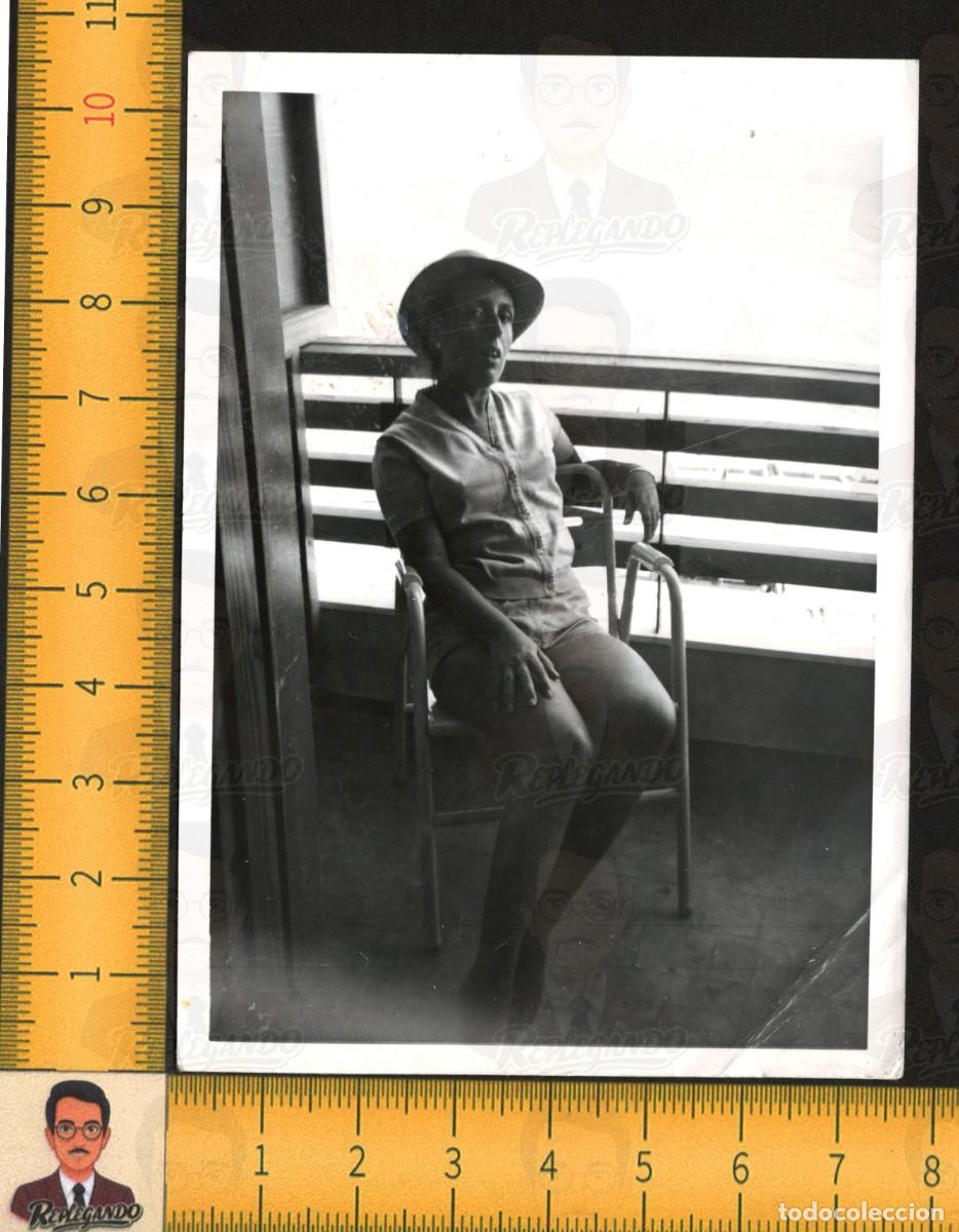 Fotograf&iacute;a antigua: MUJER JOVEN SENTADA BALC&Oacute;N - SOMBRERO MODA VERANO VACACIONES - FOTOGRAF&Iacute;A ANTIGUA ART&Iacute;STICA A&Ntilde;OS 70