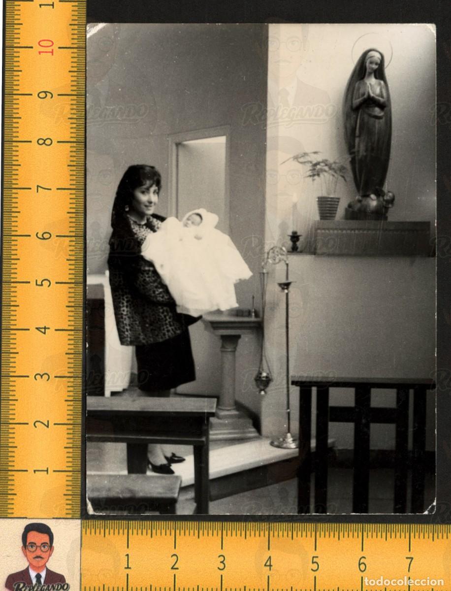 Fotograf&iacute;a antigua: MUJER MANTILLA CON NI&Ntilde;O BAUTIZO - IMAGEN VIRGEN MAR&Iacute;A IGLESIA - FOTOGRAF&Iacute;A ANTIGUA ART&Iacute;STICA A&Ntilde;OS 60