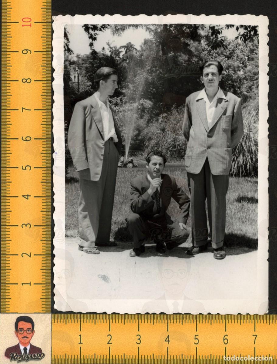 Fotograf&iacute;a antigua: TRES HOMBRES J&Oacute;VENES POSAN PARQUE CIUDAD - FUENTE JARD&Iacute;N TRAJES AMIGOS - FOTOGRAF&Iacute;A ANTIGUA A&Ntilde;OS 50